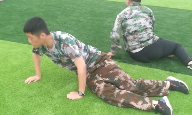 训练你的宠物狗学会匍匐前进（如何让狗狗学会匍匐前进？）