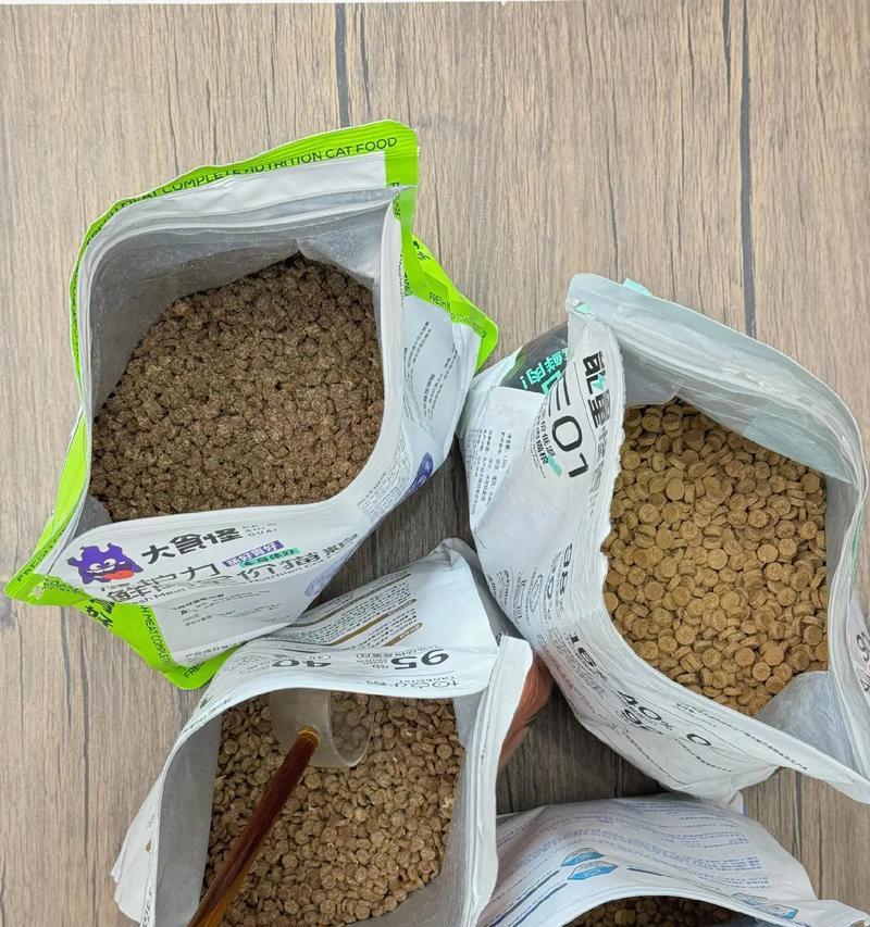 猫粮发霉长白色虫子为什么？如何预防和处理？