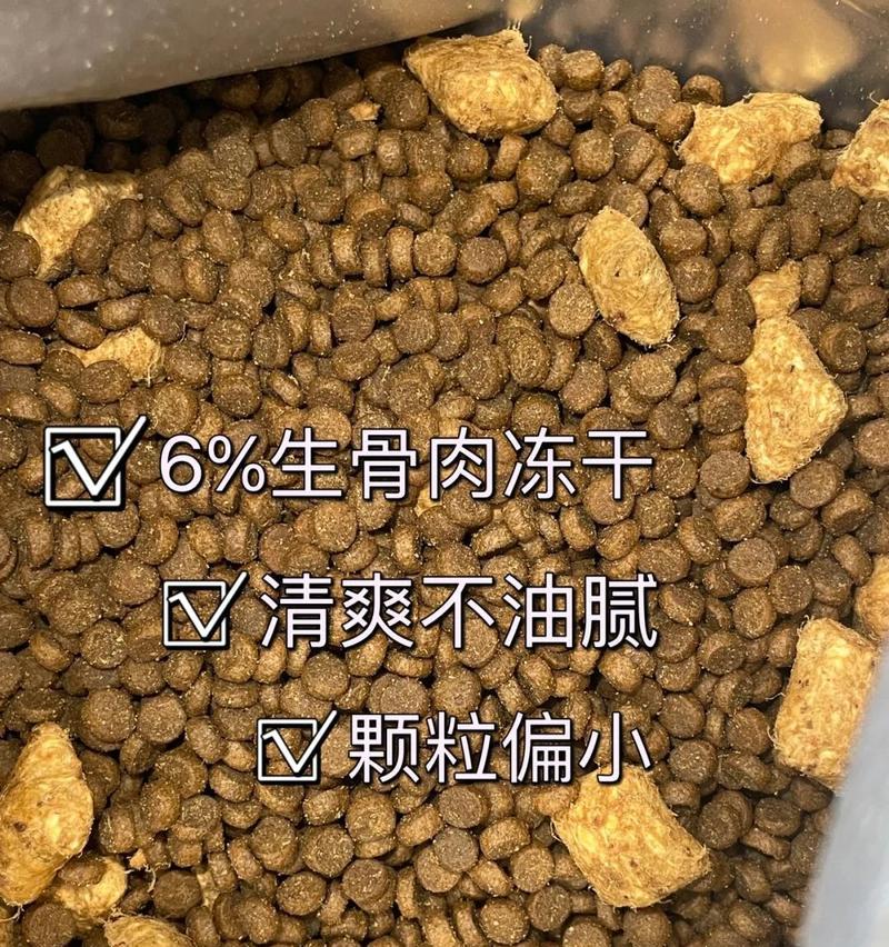 小猫吐棕色液体和猫粮的原因是什么？