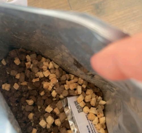猫粮中缺少粉末的原因是什么？