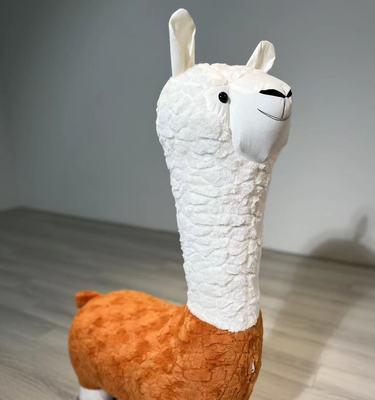 羊驼摆件通常包含哪些元素？它们有什么特别含义？